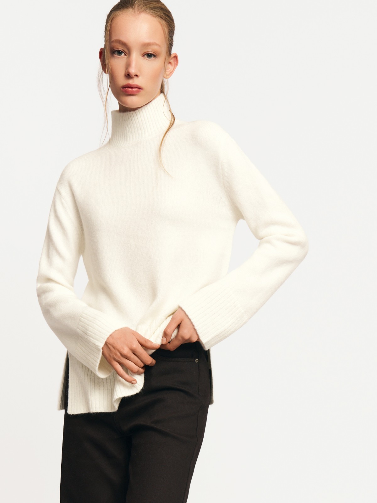 Вязаный свитер с воротником-стойкой