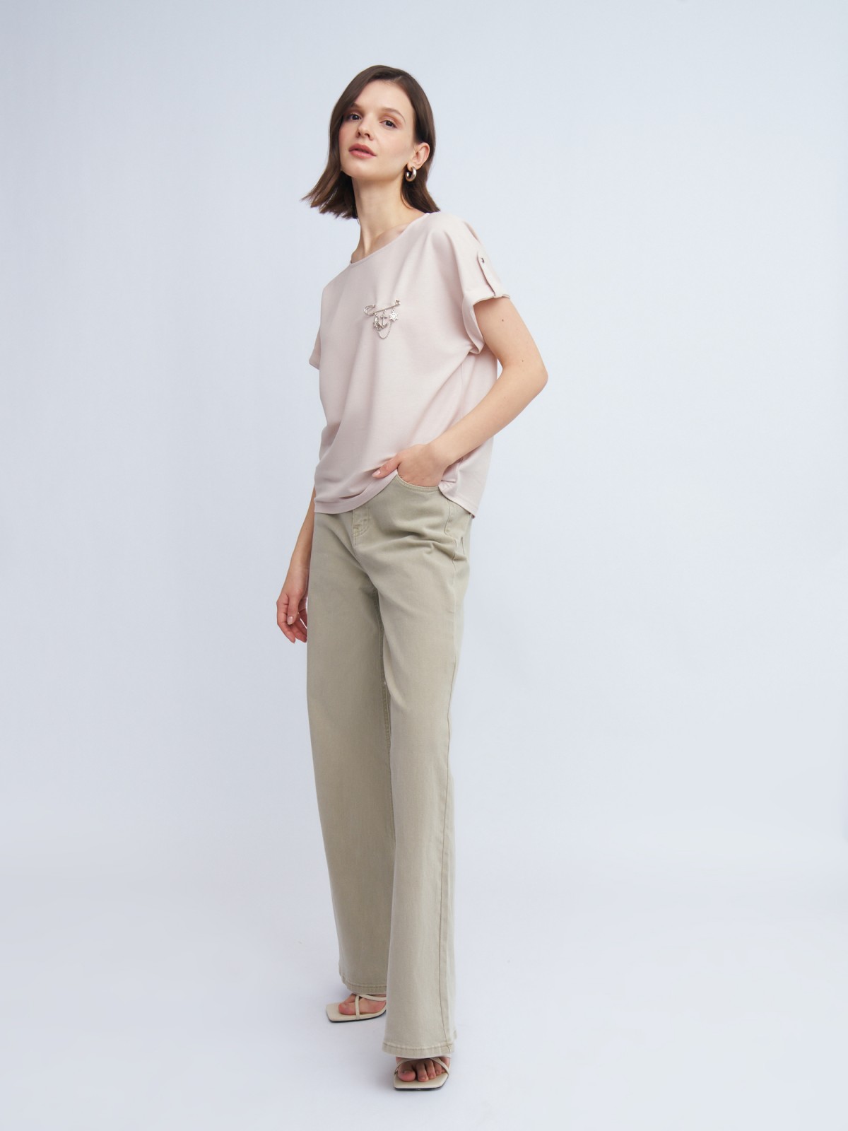 Блузка-футболка с коротким рукавом и брошью