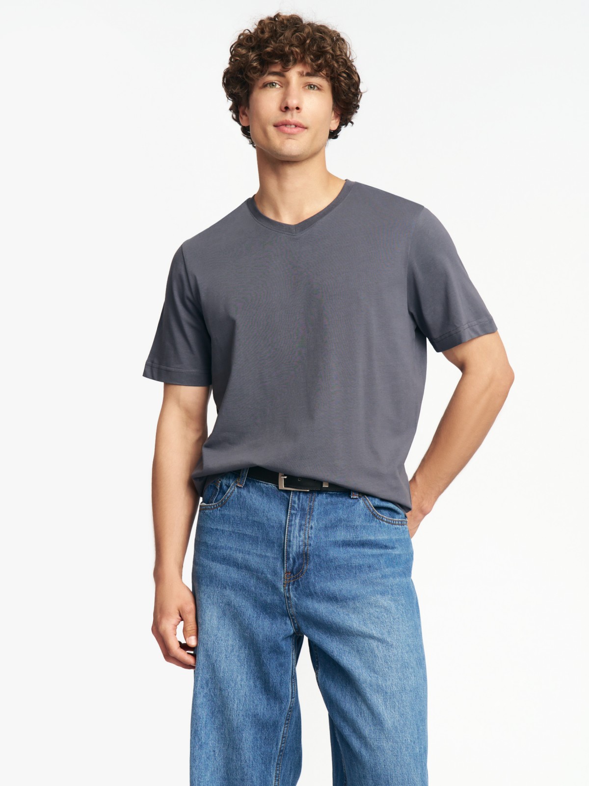 Футболка из хлопка с треугольным вырезом