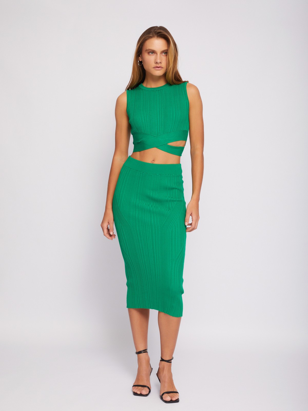 Кроп топ без рукавов с декоративным узлом