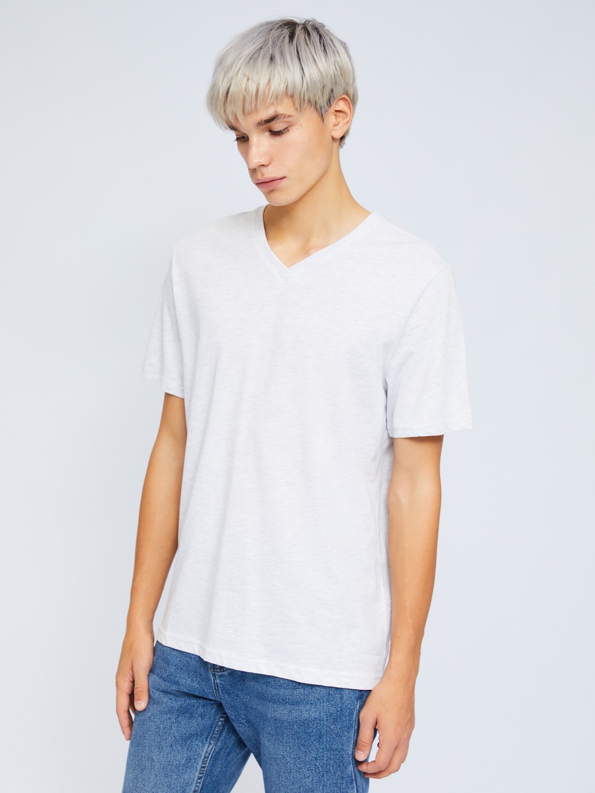 Футболка с треугольным вырезом