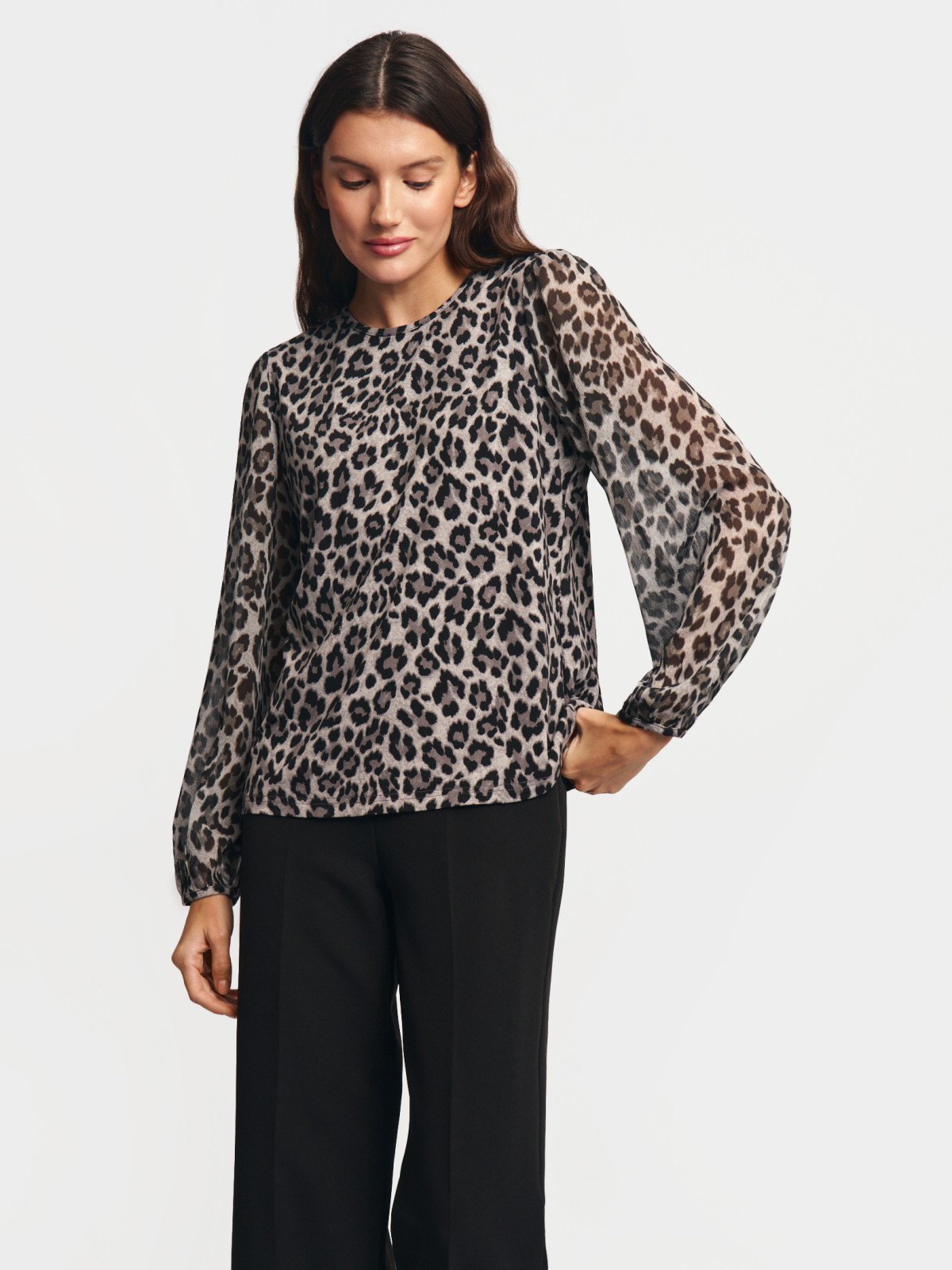 Леопардовая блузка с акцентом на рукавах