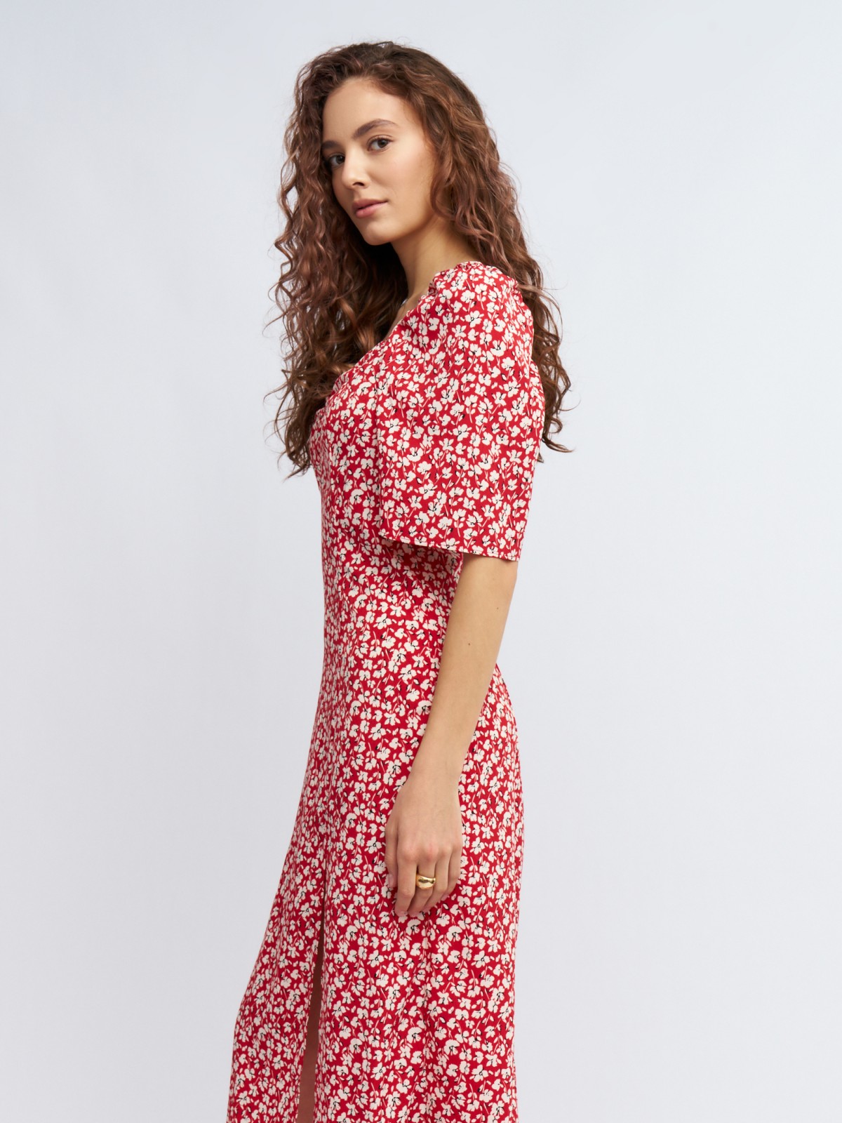 Платье с разрезом и цветочным принтом