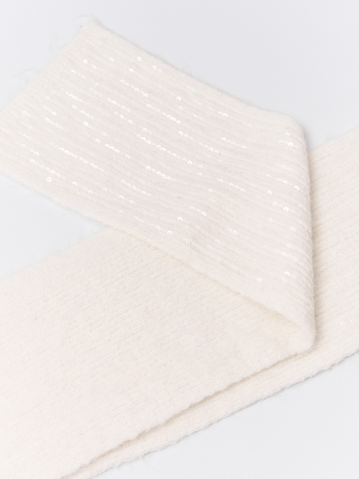 Вязаный шарф с пайетками