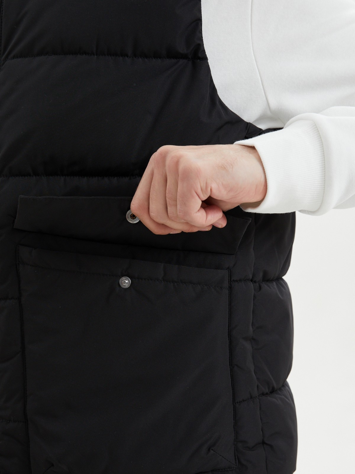 Утеплённый стёганый жилет на молнии с капюшоном