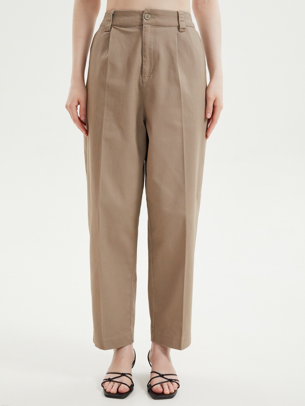 Брюки фасона Carrot на резинке со стрелками