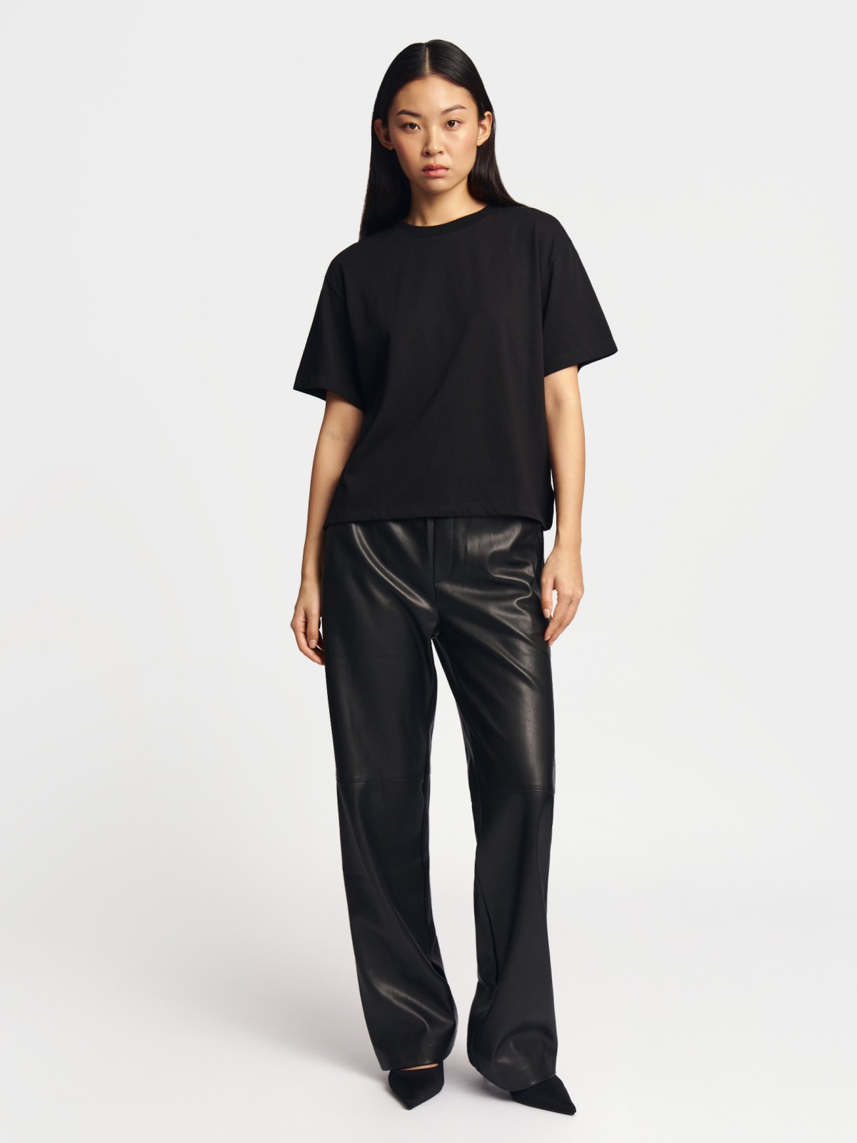 Брюки из экокожи с поясом на резинке