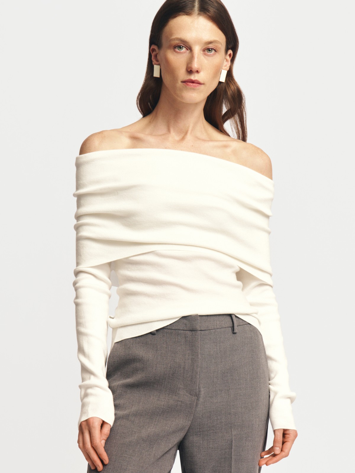 Трикотажный джемпер с открытыми плечами