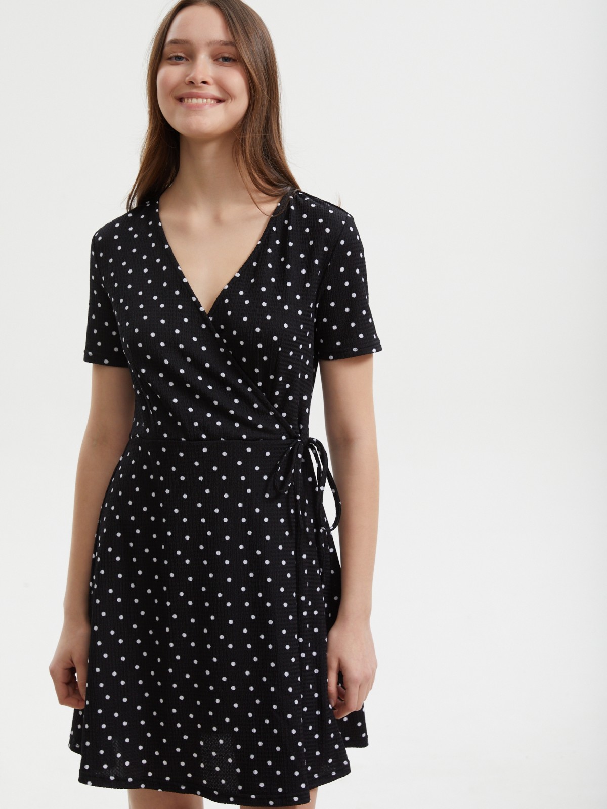 Платье длины мини с запахом в горошек