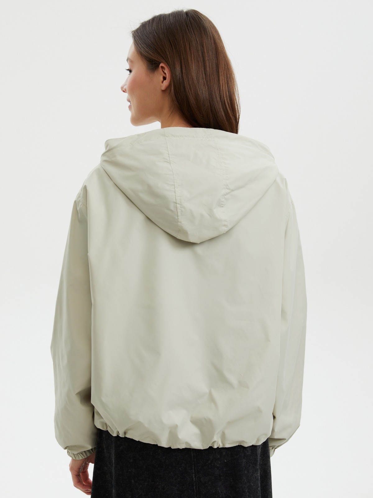 Куртка-ветровка с капюшоном без утеплителя