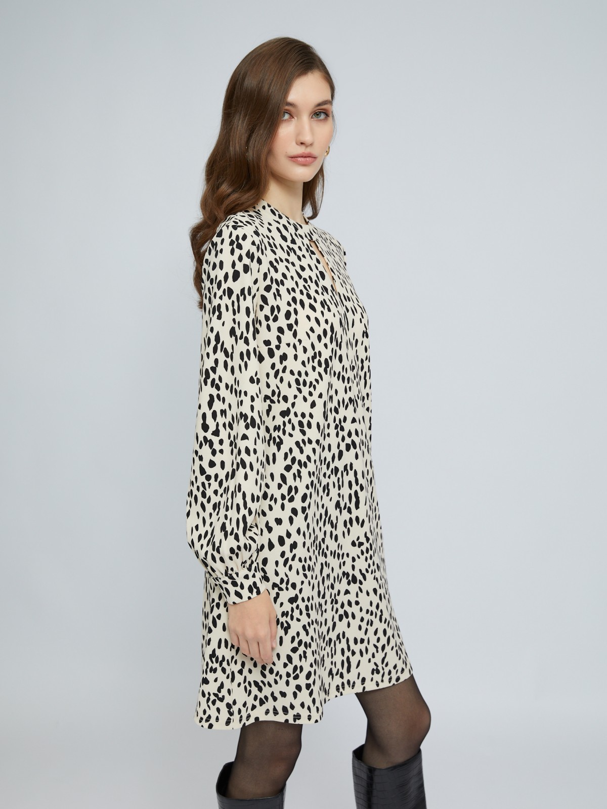 Платье длины мини с чокером и принтом