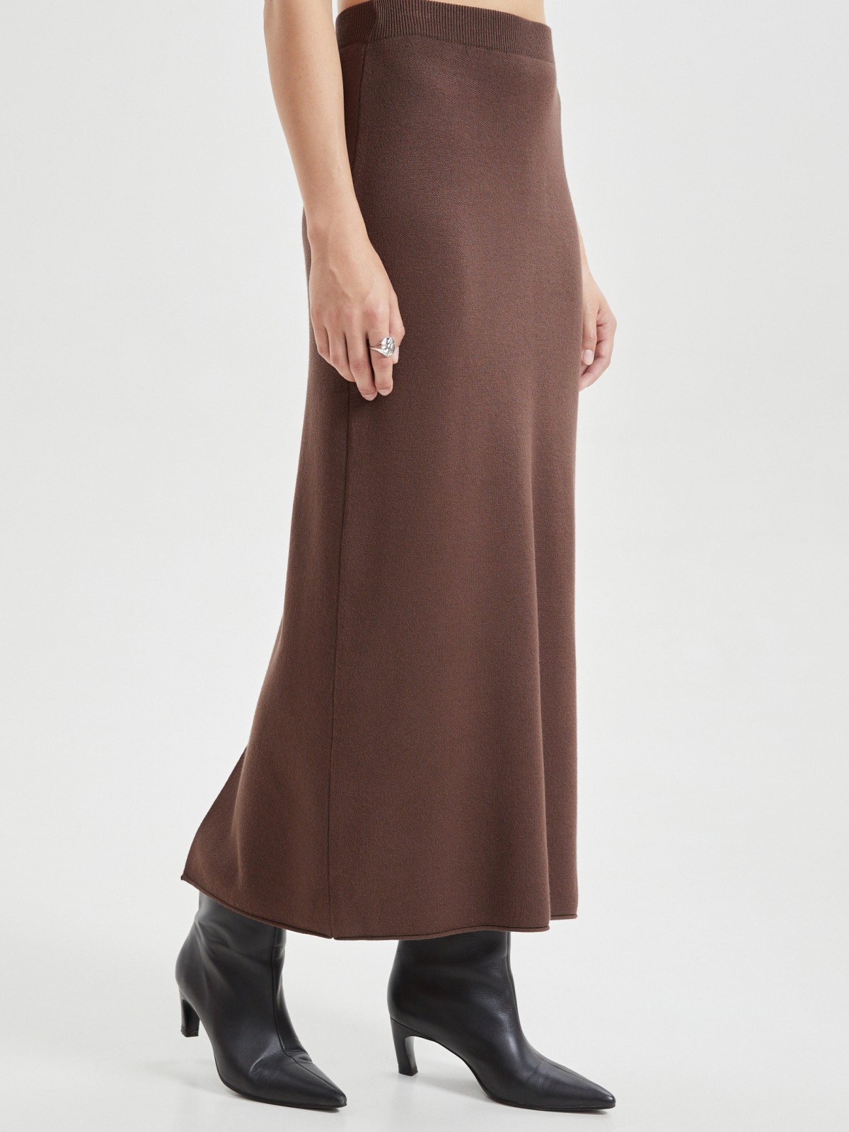 Трикотажная юбка миди с разрезом