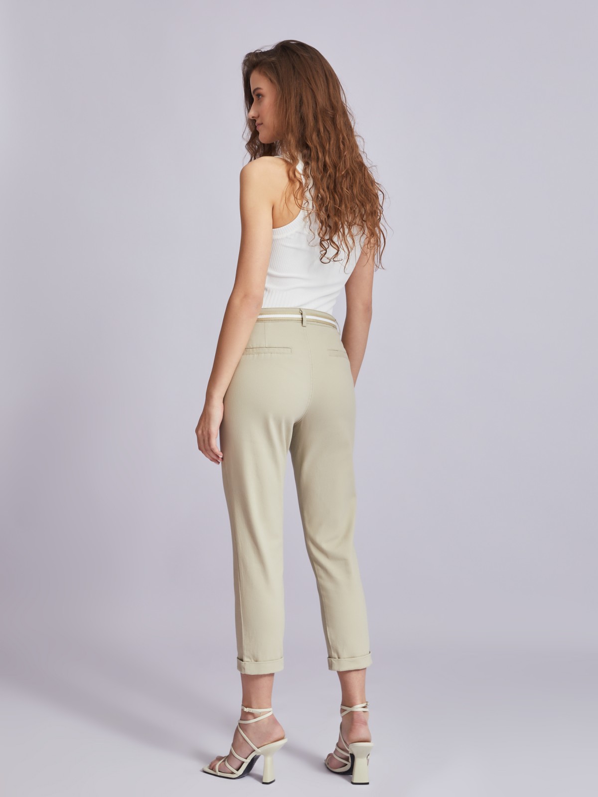 Укороченные брюки-чинос с ремнём