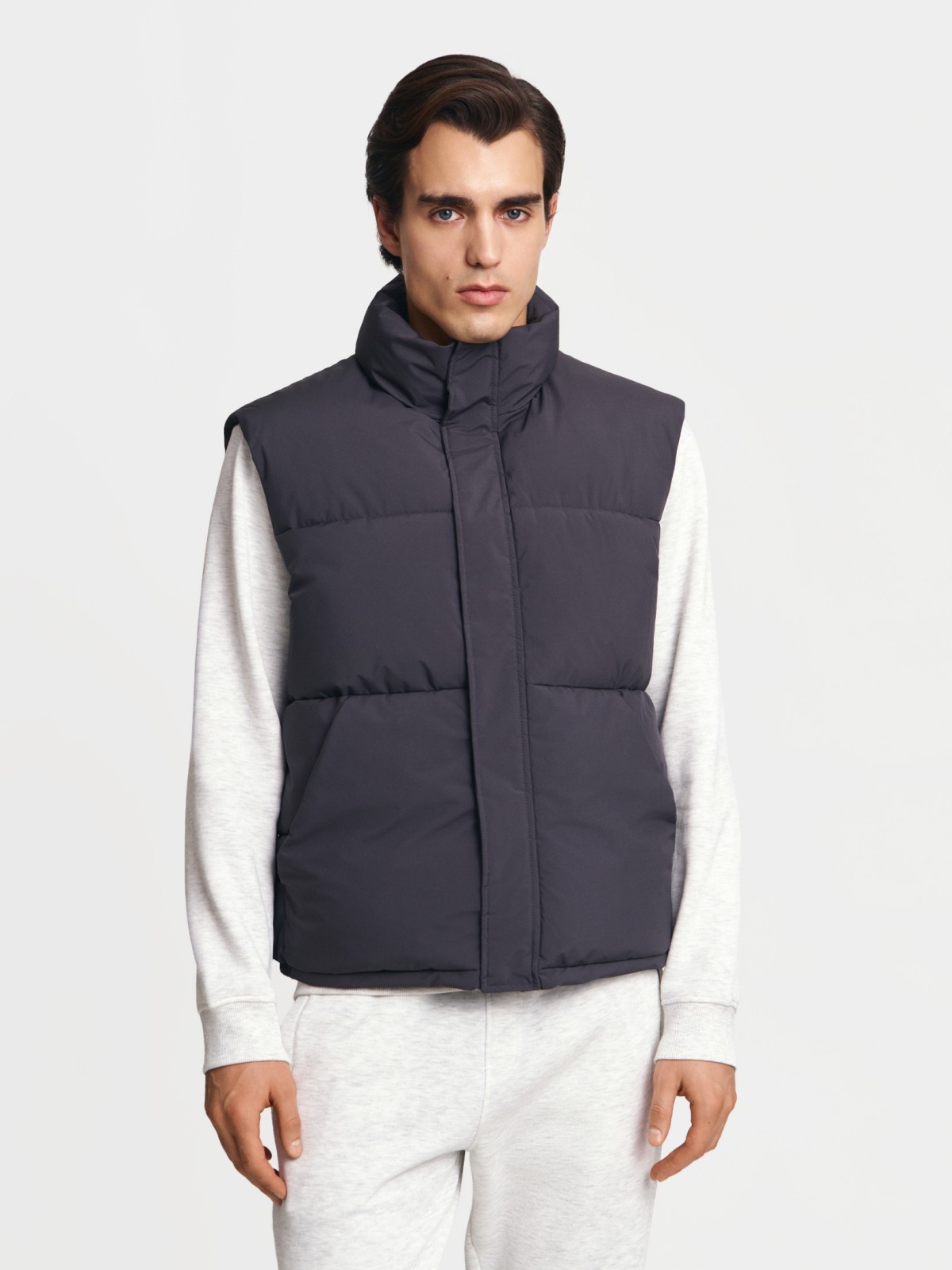 Утеплённый жилет на молнии с воротником-стойкой