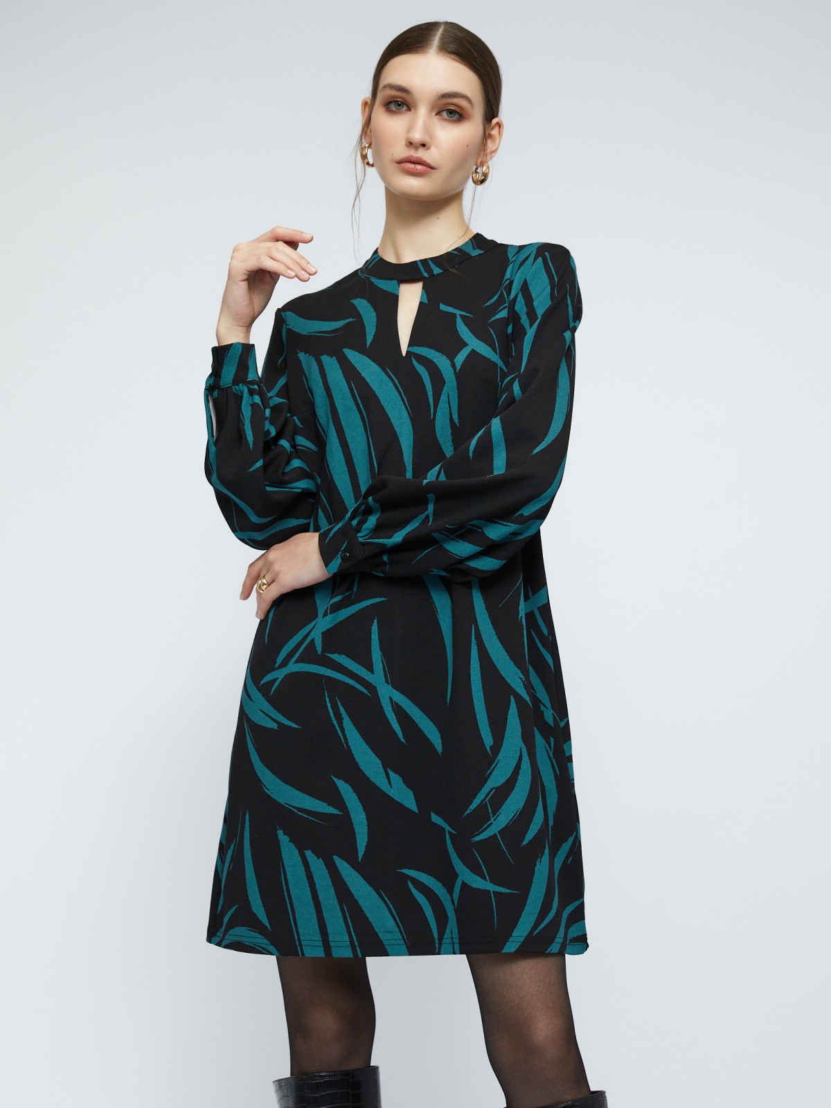 Платье длины мини с чокером и принтом