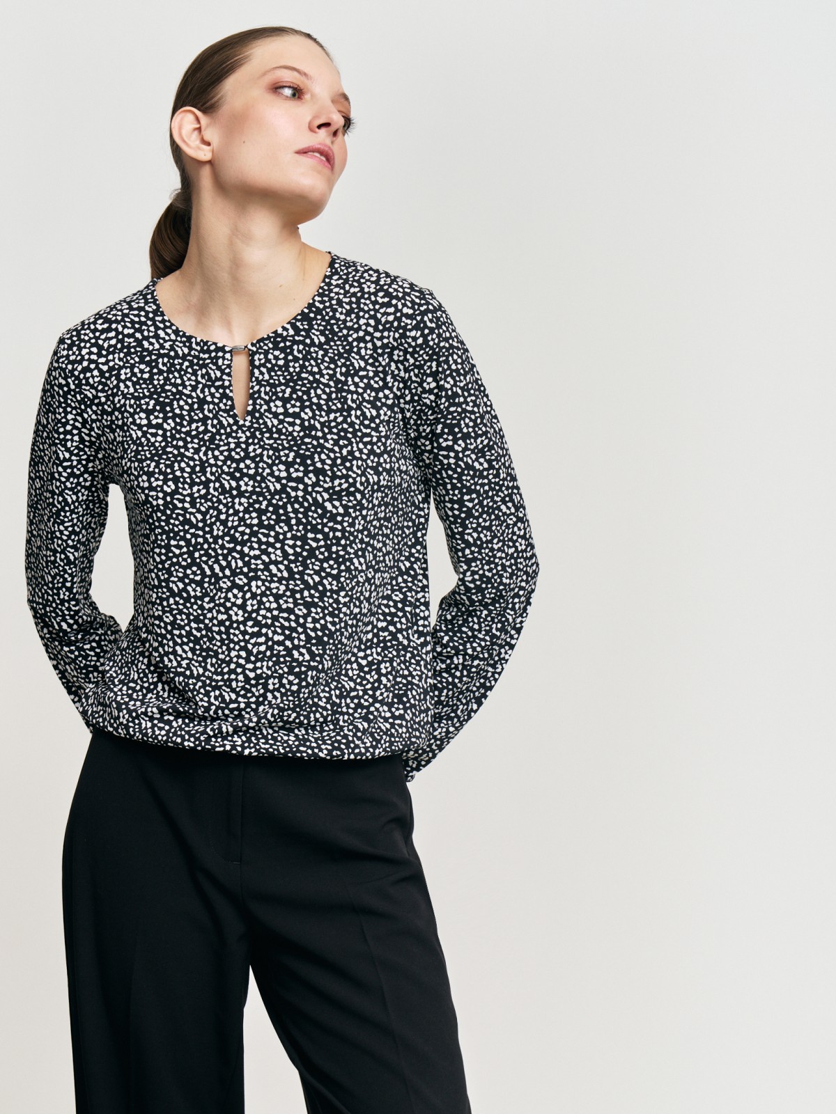 Трикотажная блузка на резинке с принтом