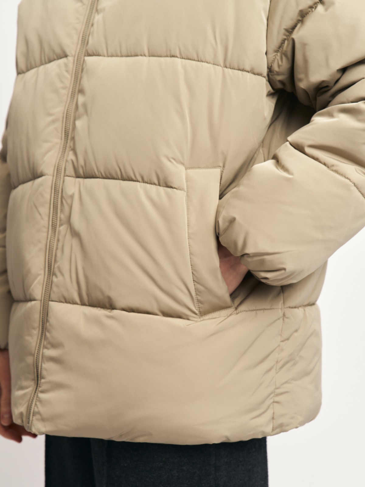 Тёплая куртка с капюшоном и подкладкой из экомеха