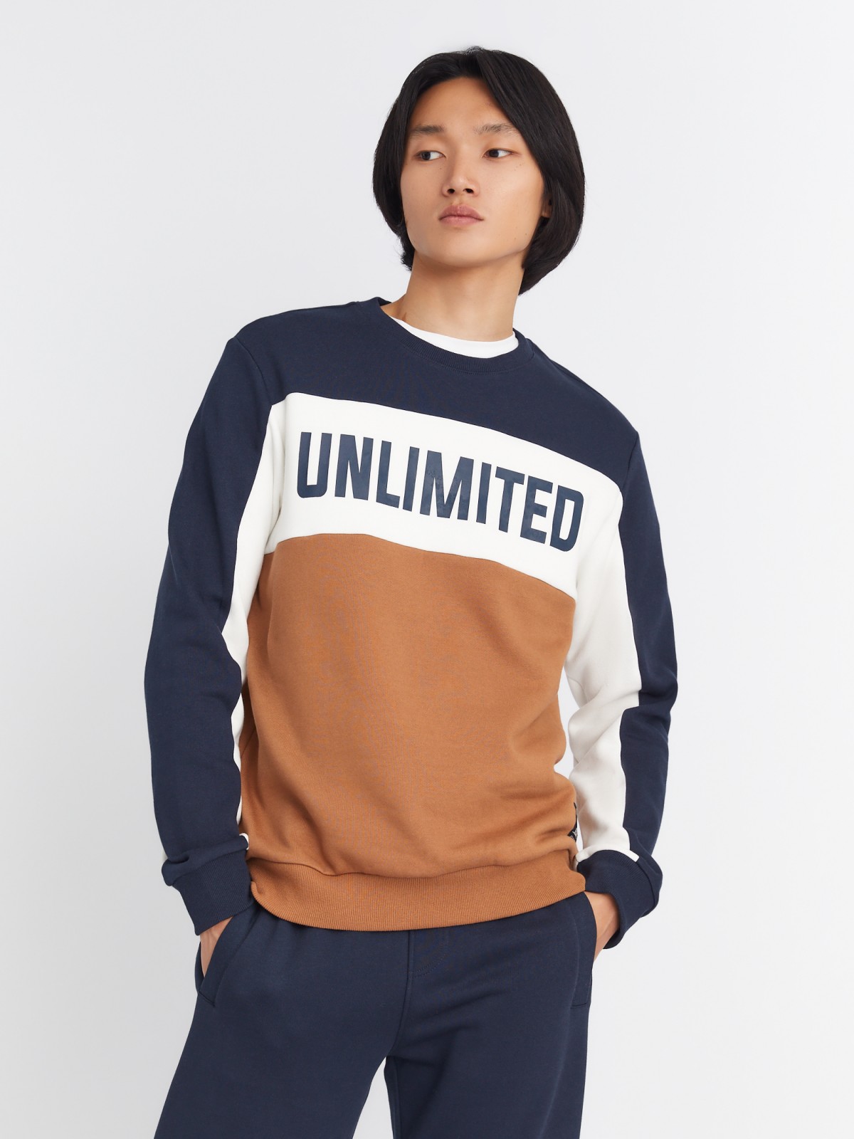 Утеплённый трикотажный свитшот с акцентной надписью на груди