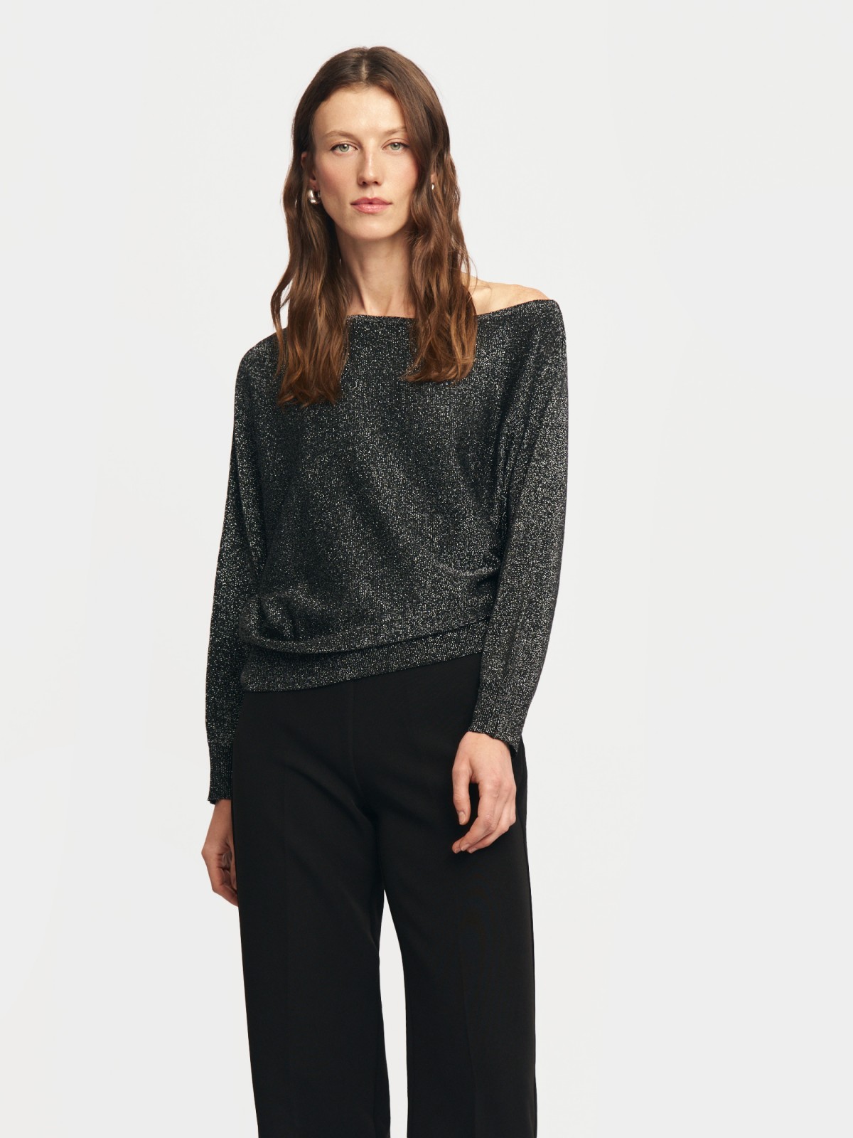 Трикотажный джемпер с люрексом и вырезом на плечо