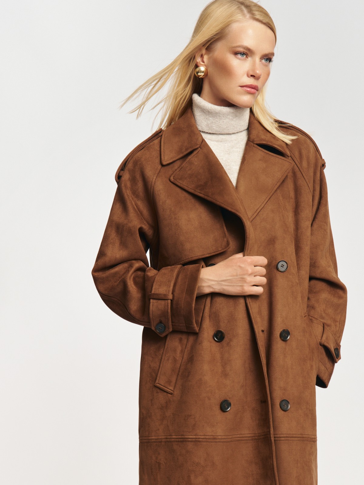 Двубортное замшевое пальто-тренч