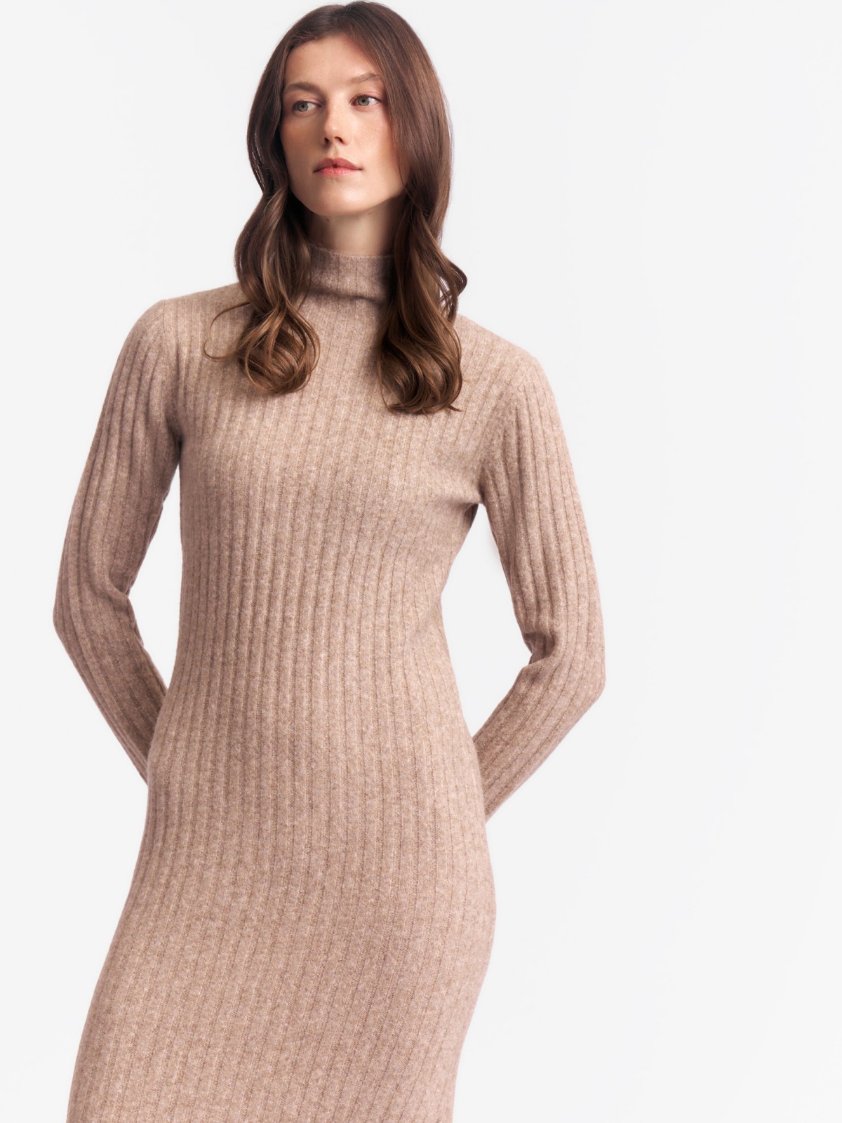 Вязаное платье-лапша миди с горлом