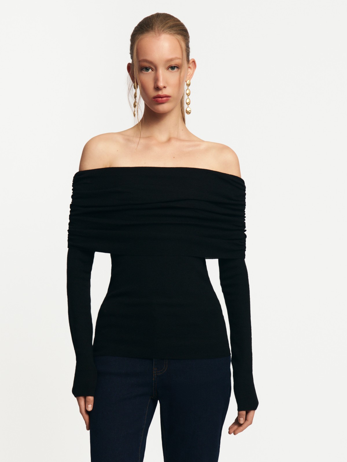 Трикотажный джемпер с открытыми плечами