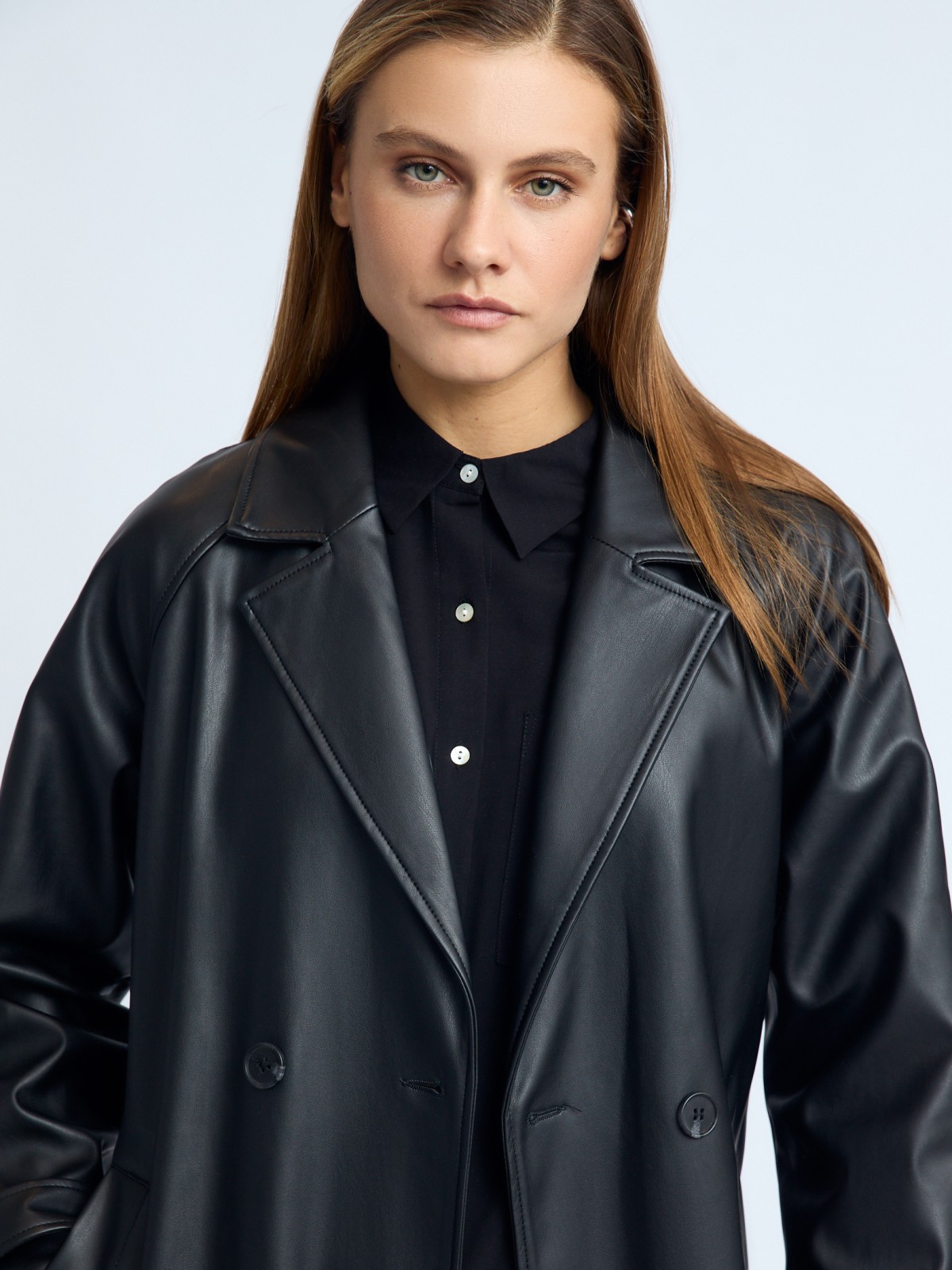 Длинное пальто-тренч из экокожи с поясом