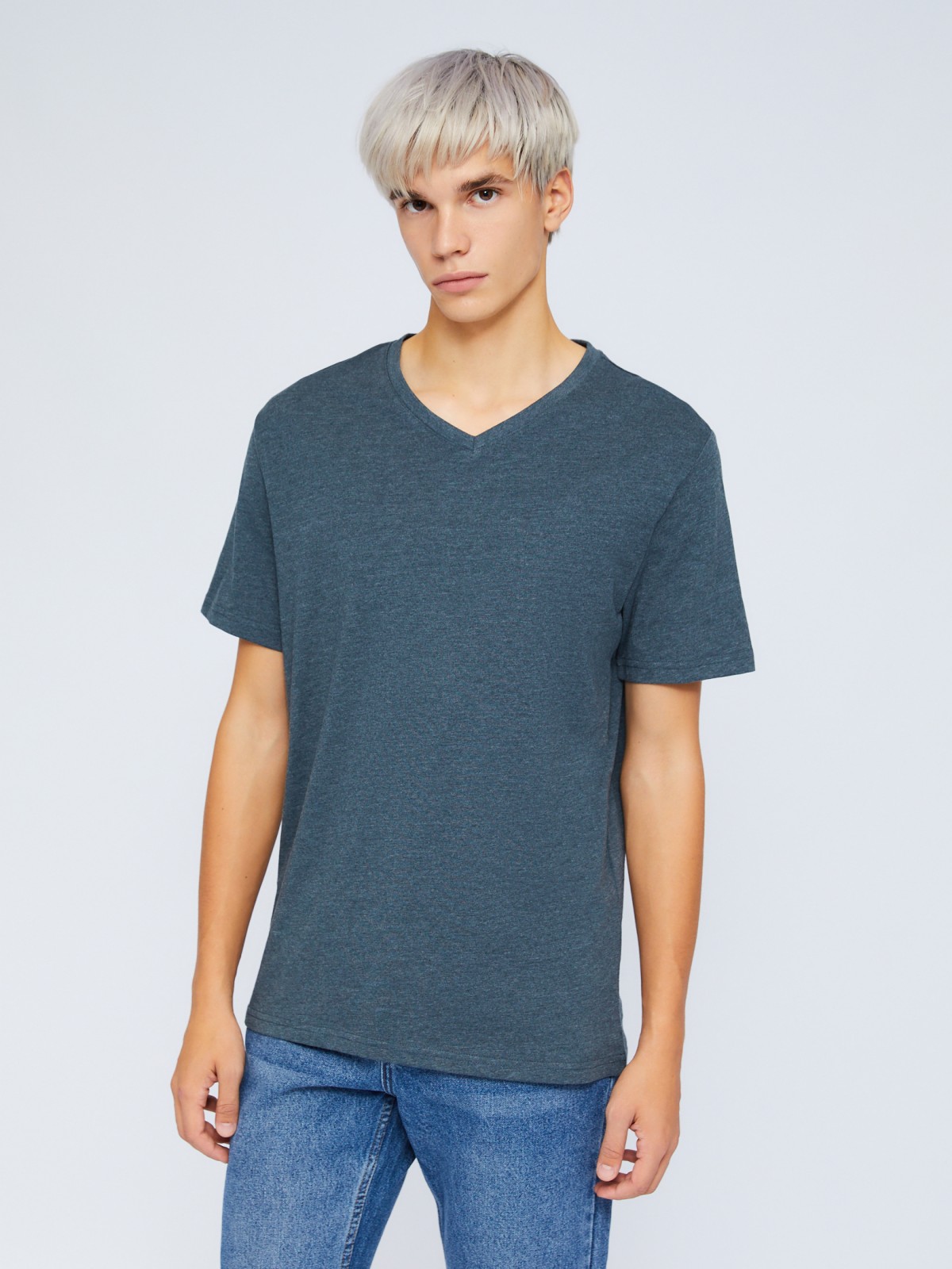 Футболка с треугольным вырезом