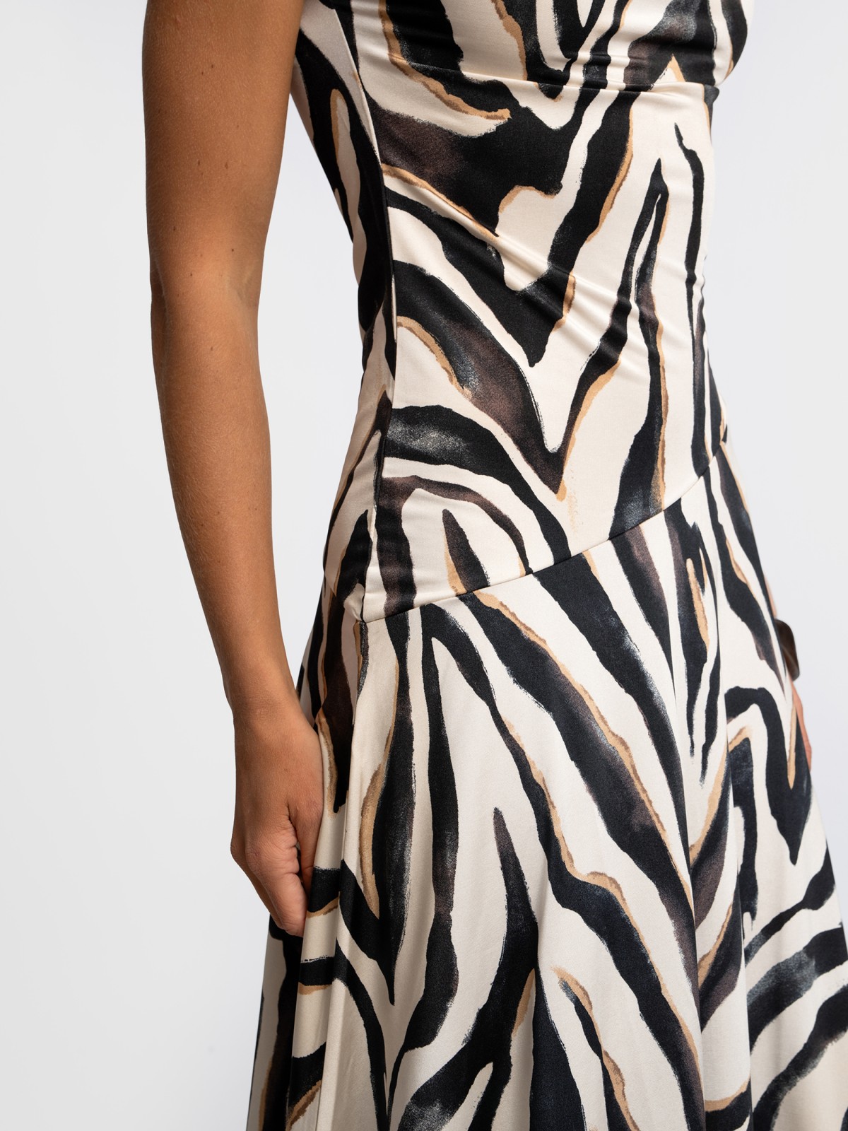 Асимметричное платье миди с принтом