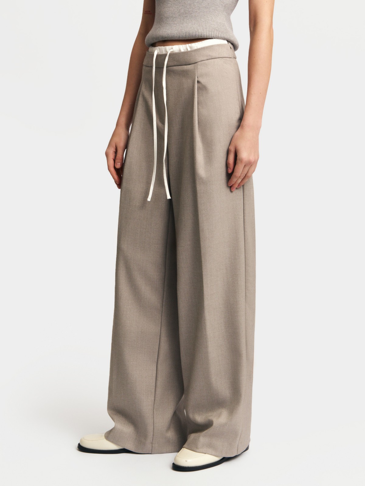 Брюки прямого силуэта с двойным поясом