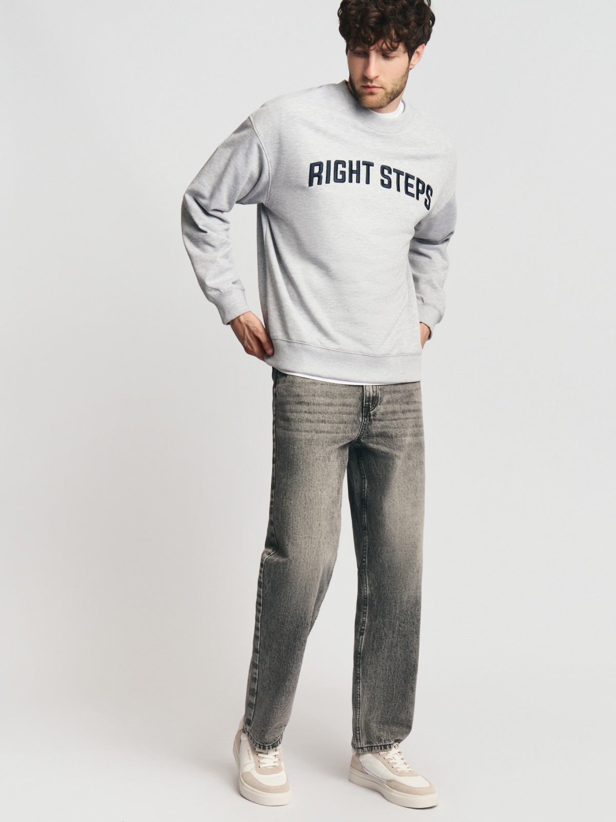 Утеплённый свитшот прямого кроя с надписью