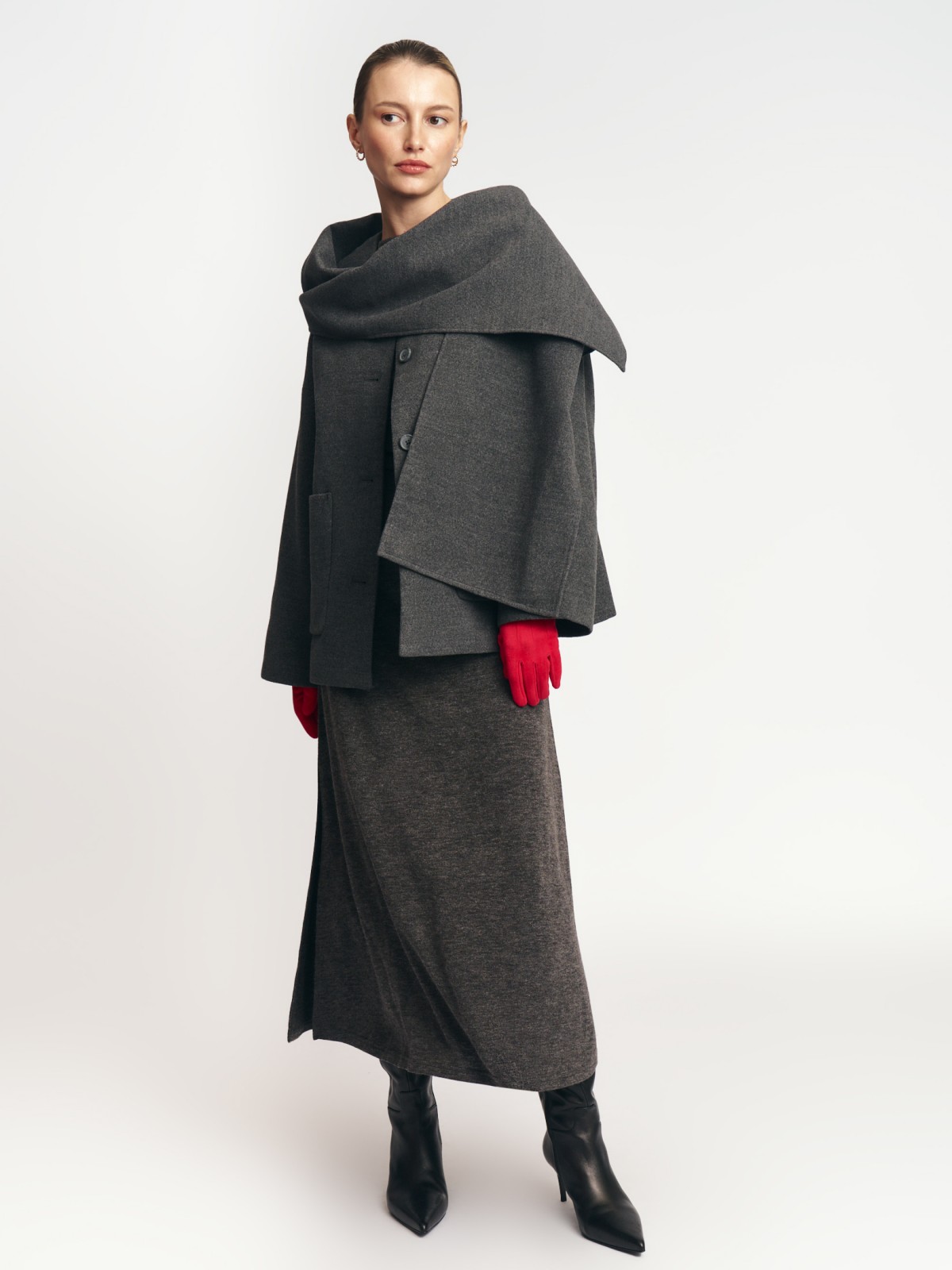 Короткое пальто кокон с шарфом