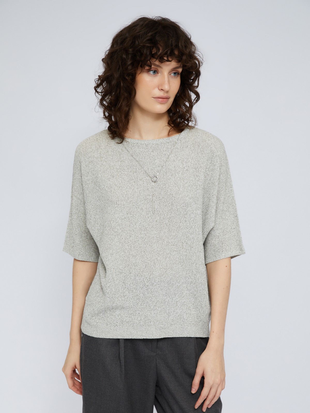 Блестящий джемпер с люрексом и декоративной подвеской