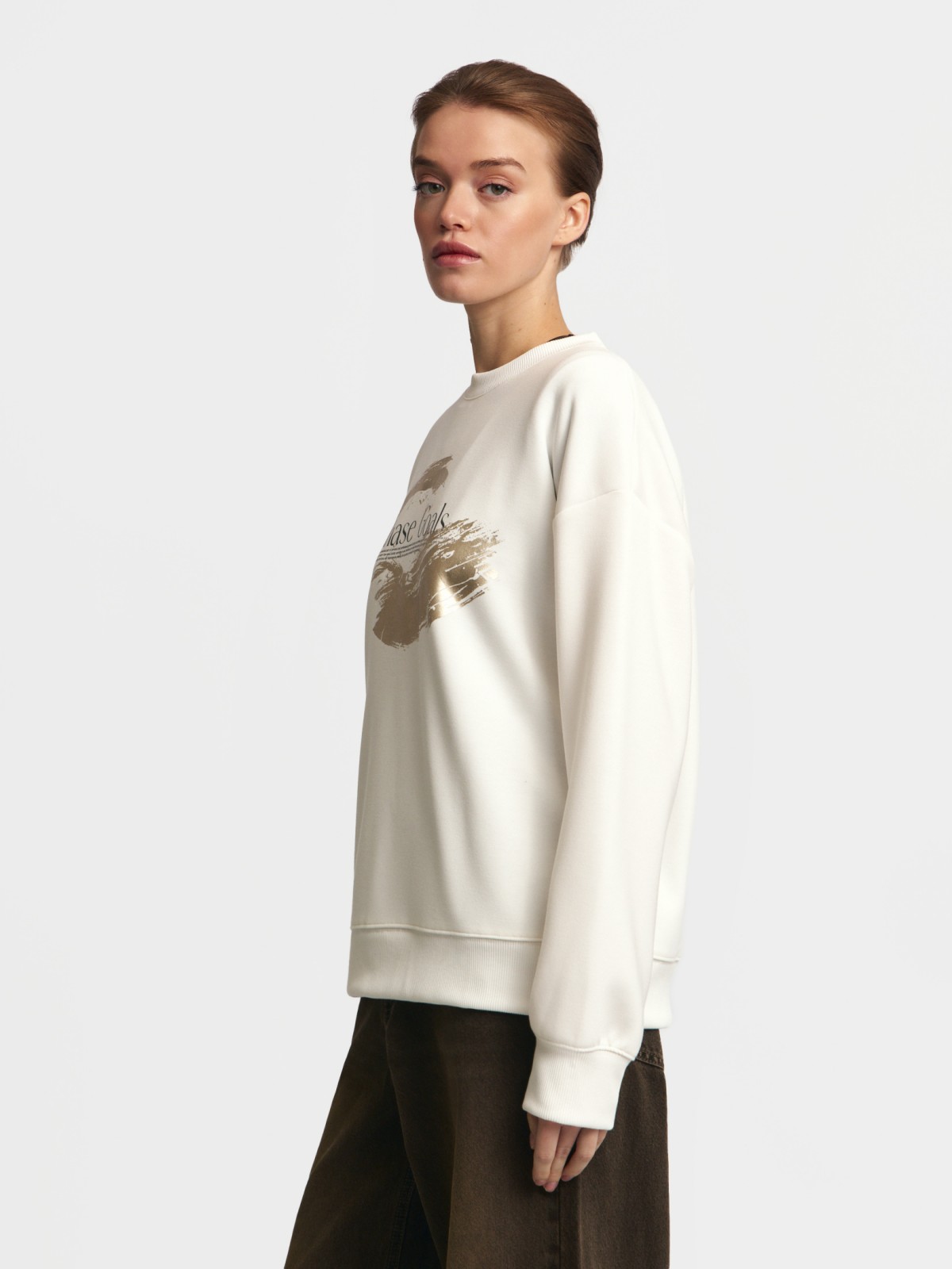 Свитшот с акцентным принтом на груди