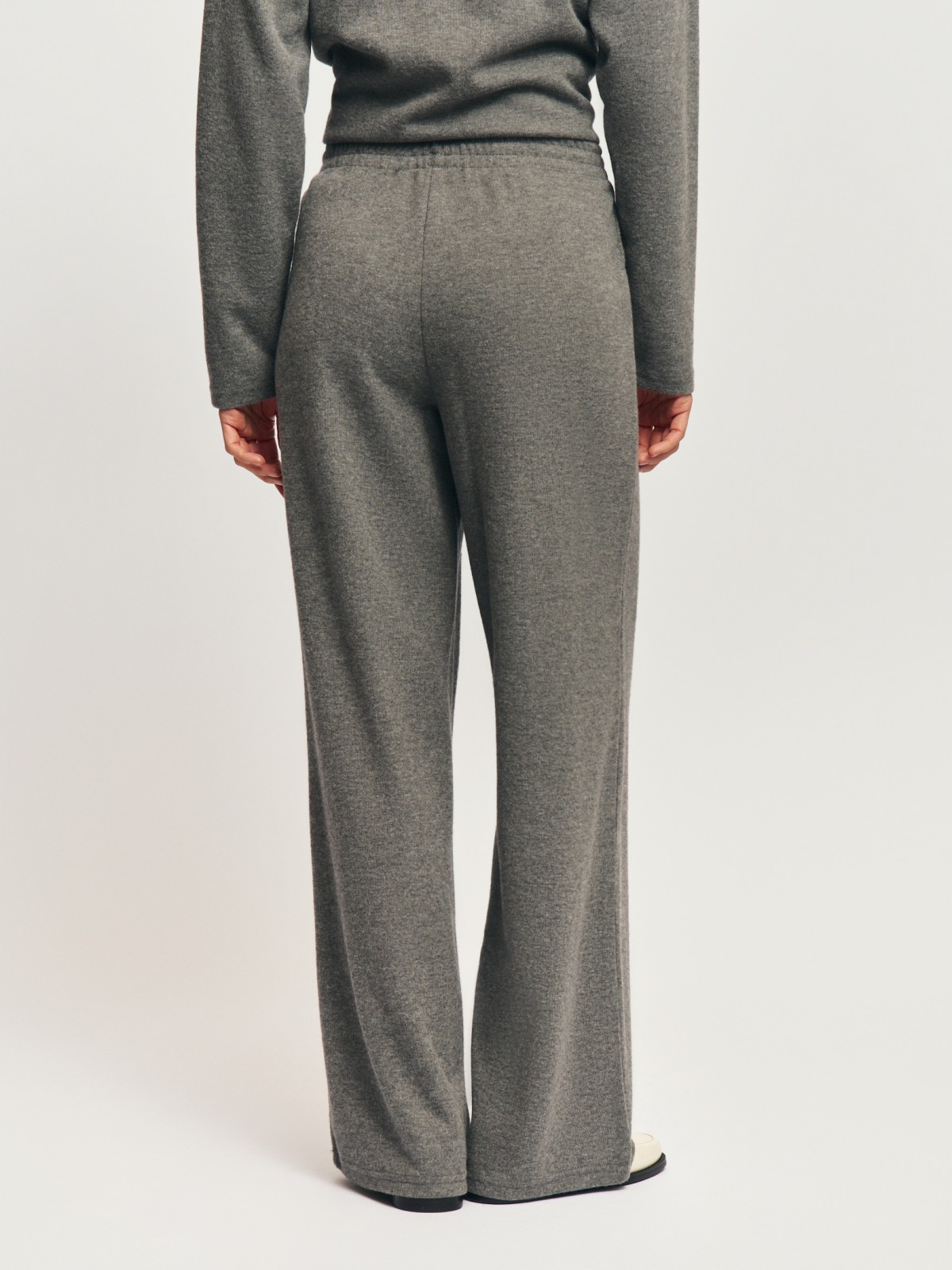 Трикотажные брюки на резинке со стрелками