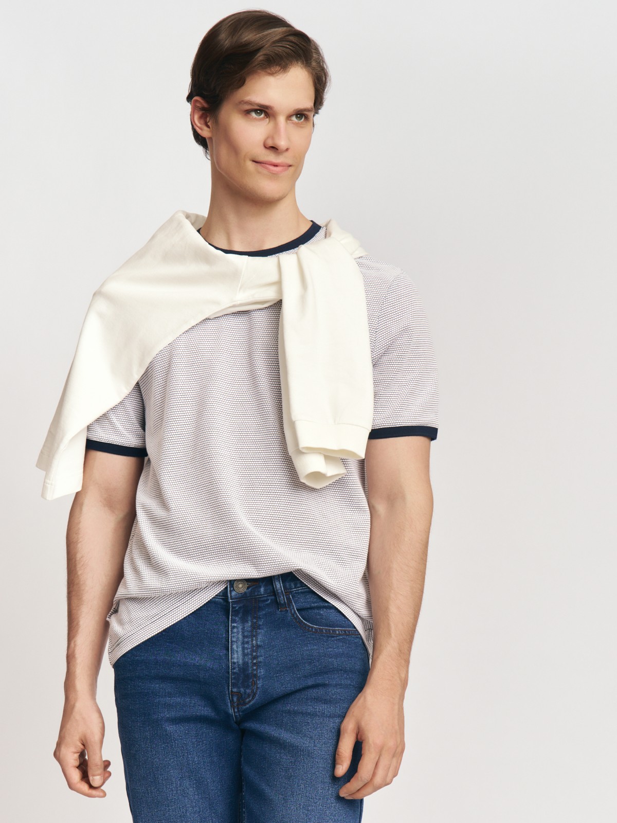 Однотонная базовая футболка из трикотажа