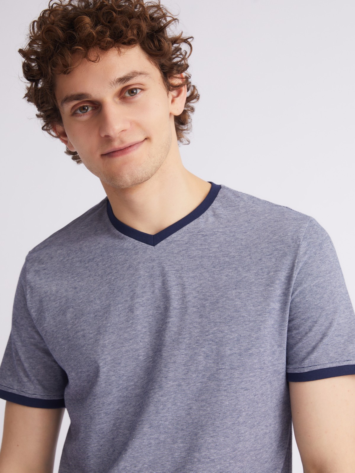 Футболка в полоску с треугольным вырезом