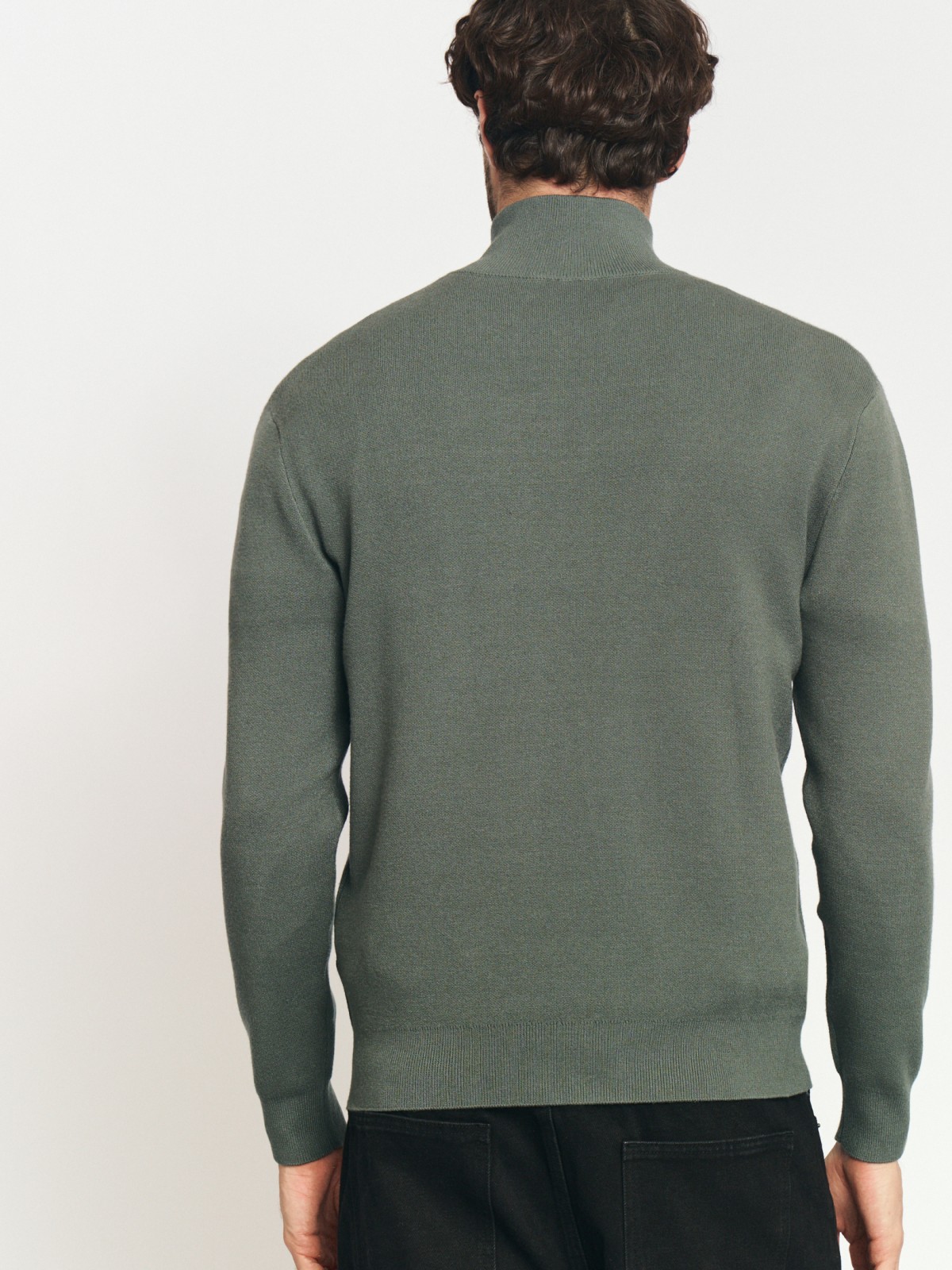 Тонкий трикотажный свитер с горлом на молнии