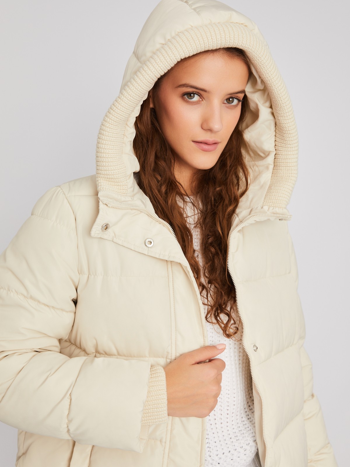Тёплая стёганая куртка с капюшоном и внутренними манжетами-риб zolla 023345102064, цвет молоко, размер XS - фото 3