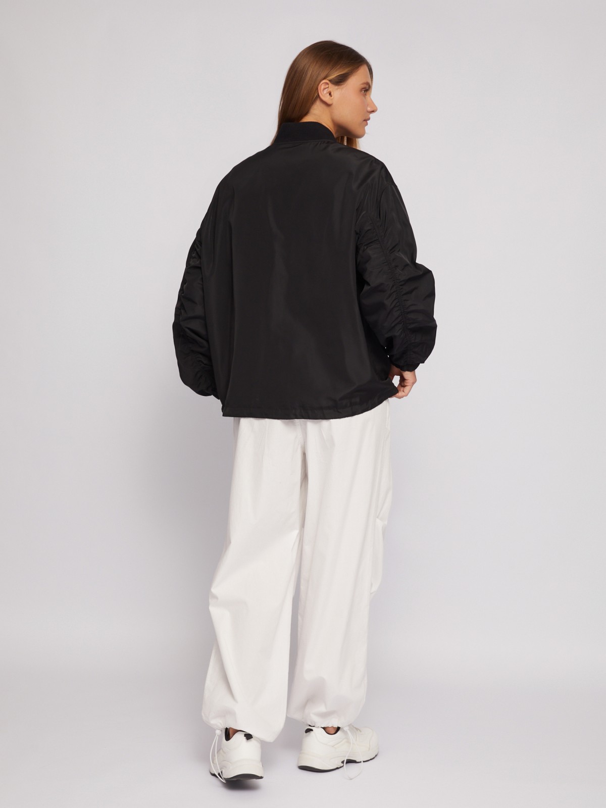 Лёгкая куртка-бомбер на молнии zolla 024215639194, цвет черный, размер XS - фото 6