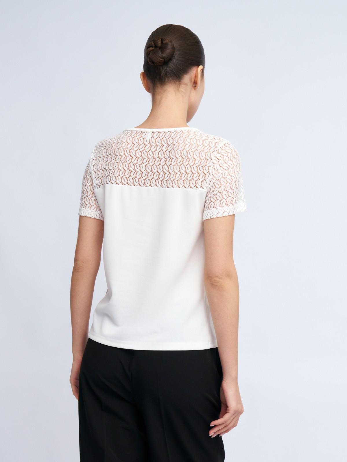 Топ-блузка с кружевной кокеткой и коротким рукавом
