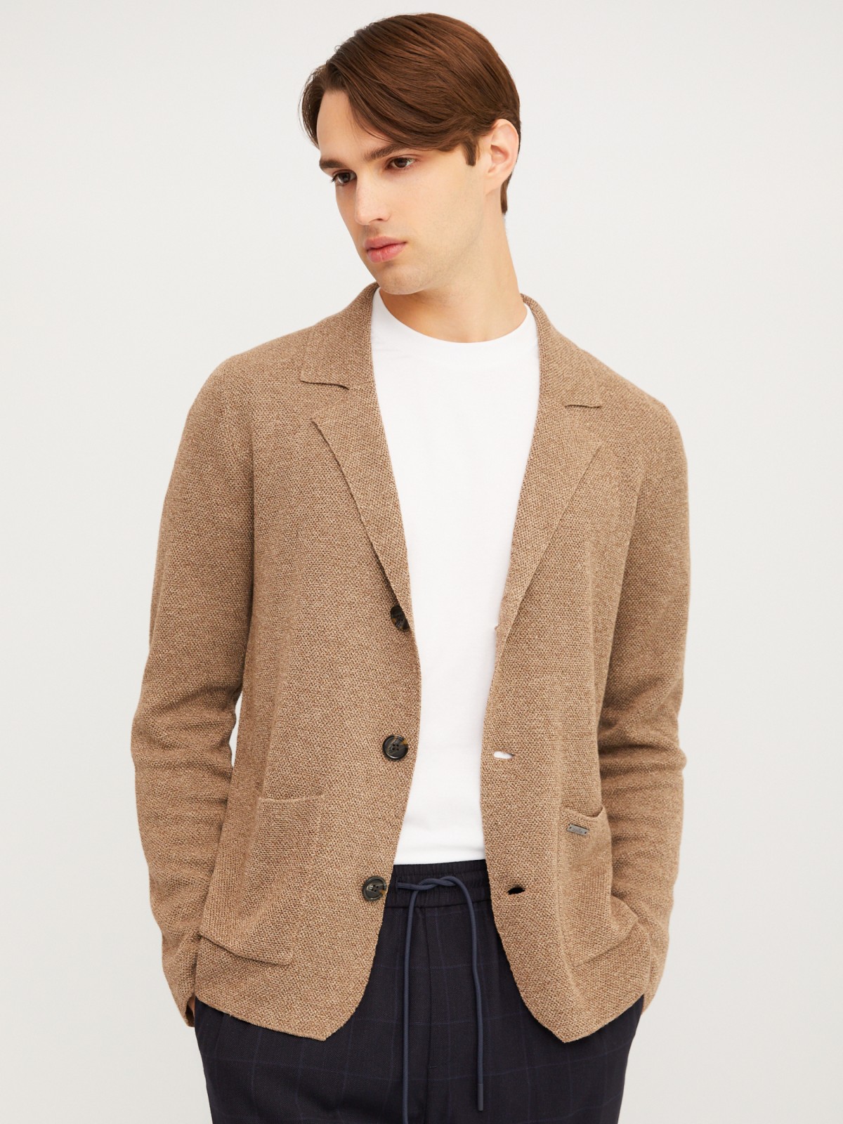 Вязаный кардиган на пуговицах с воротником и накладными карманами 1799₽