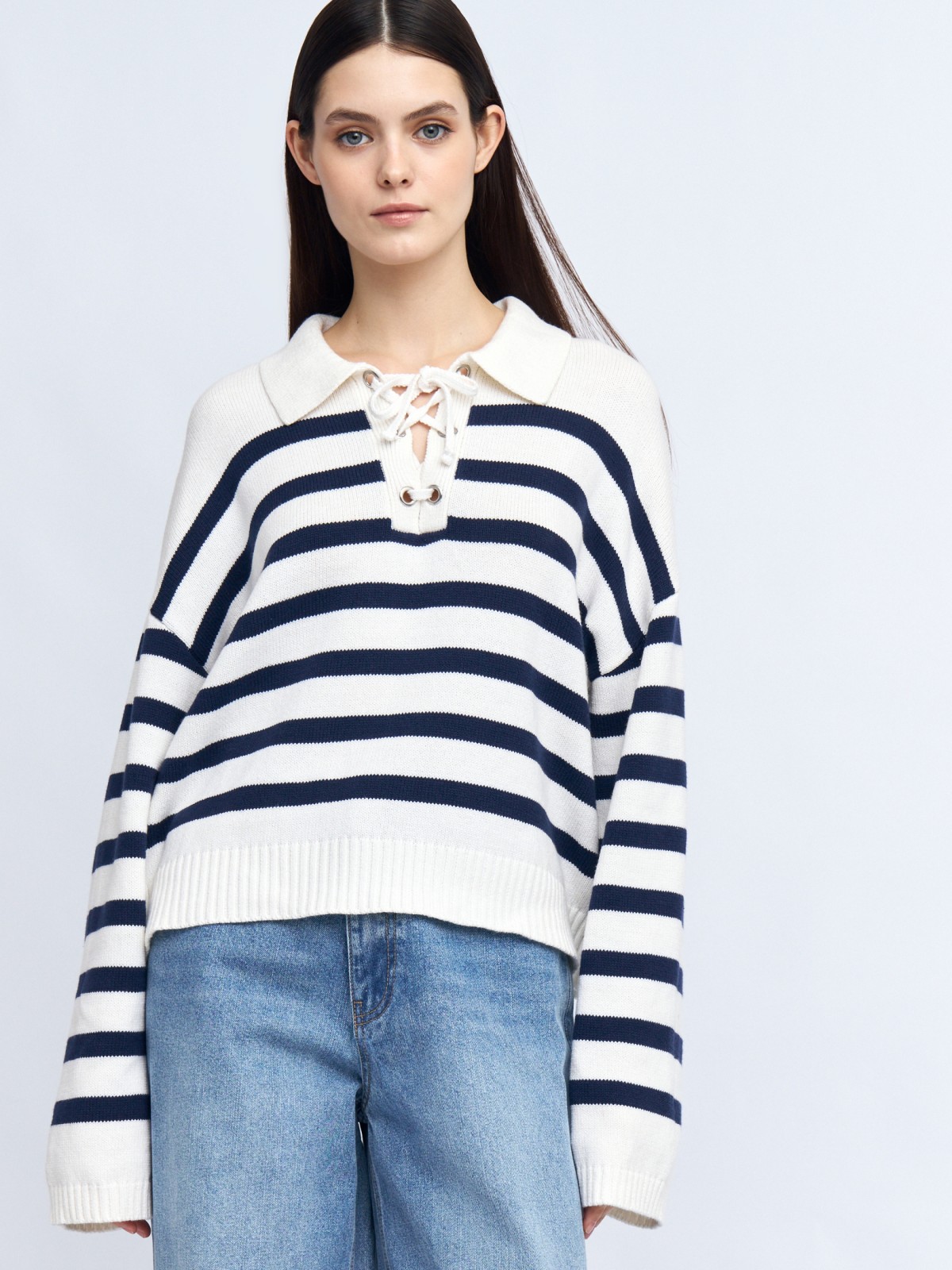Джемпер с полоску с воротником и вырезом на шнуровке