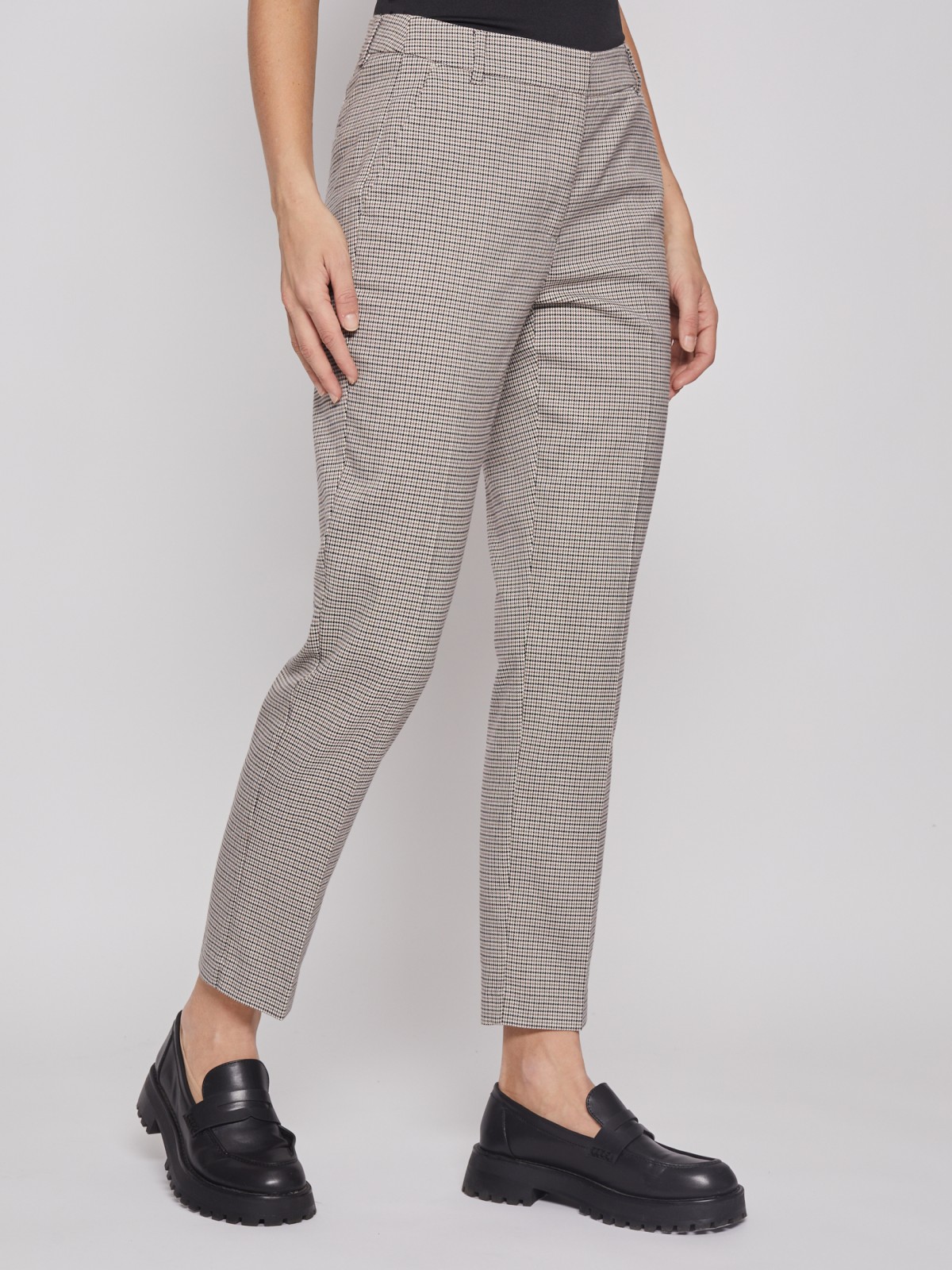 Зауженные брюки в клетку