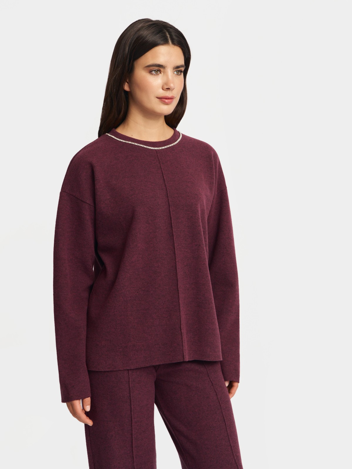 Трикотажный джемпер с декором у выреза