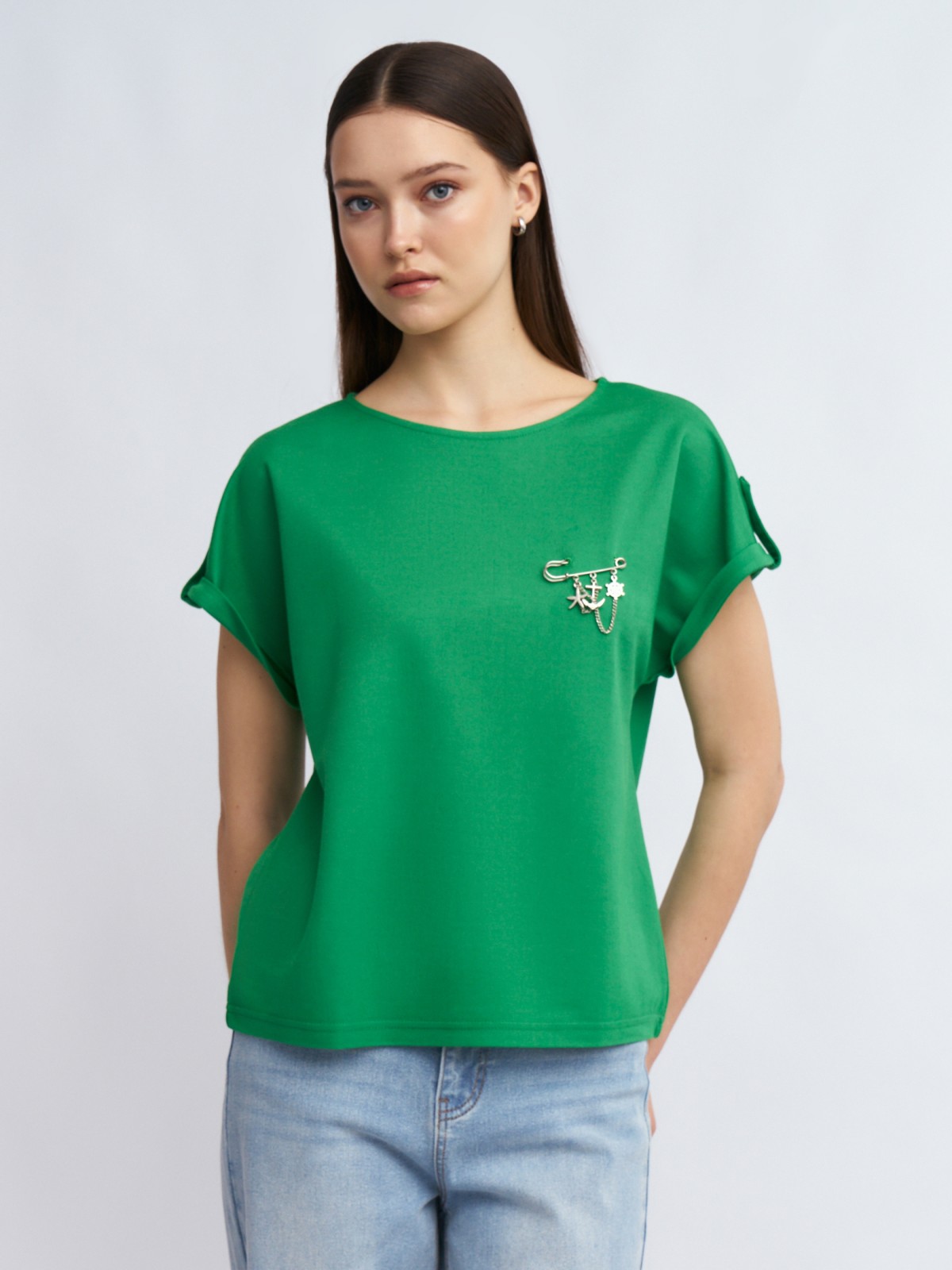 Блузка-футболка с коротким рукавом и брошью