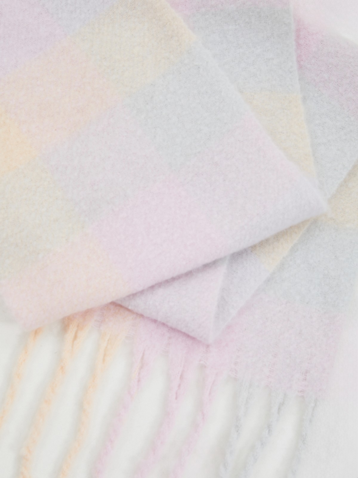 Тканевый шарф в клетку с кисточками