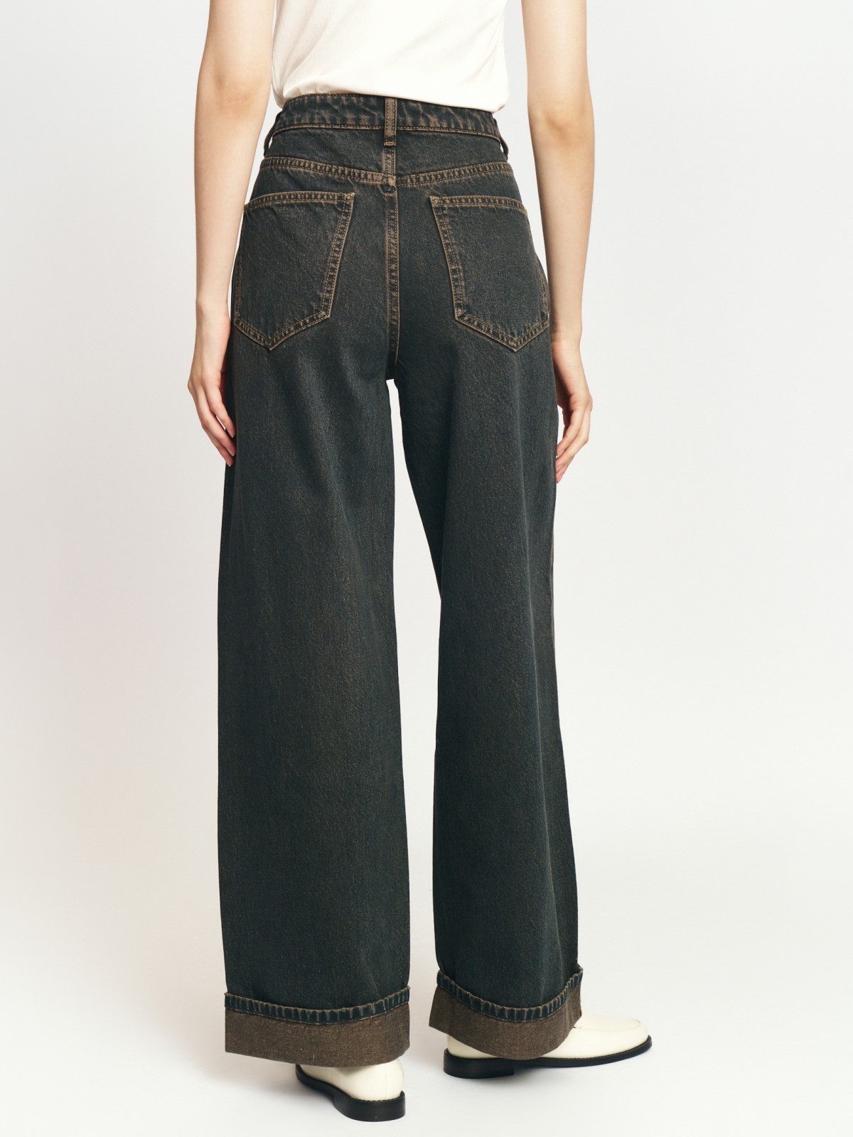 Джинсы силуэта Wide с отворотами