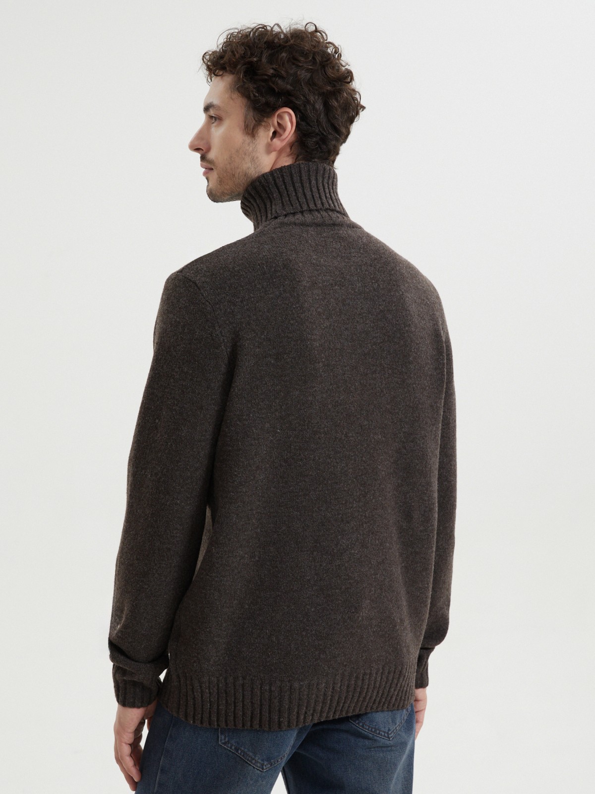 Вязаный свитер с горлом и длинным рукавом