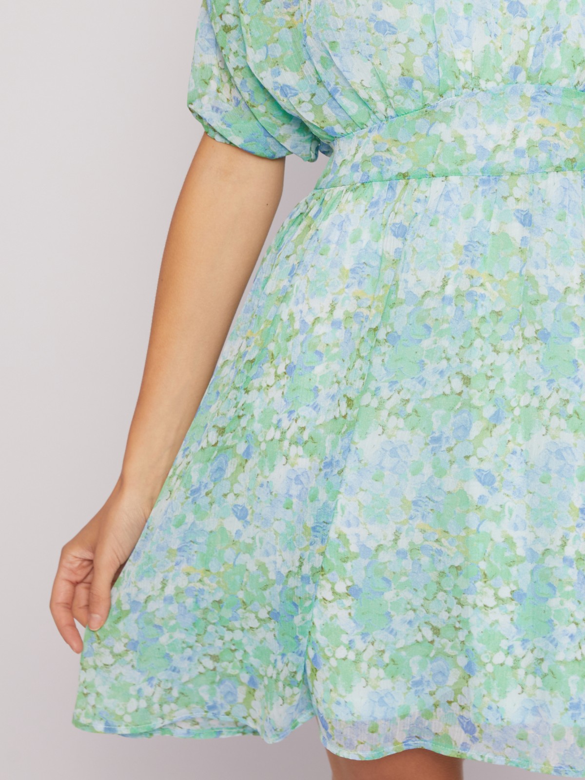 Шифоновое платье с драпировками и цветочным принтом